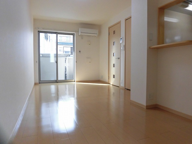 居室・リビング　10.5帖のリビング。日当たりのいいお部屋です。