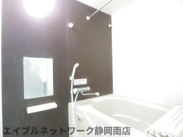 バス・シャワールーム　落ち着いた空間のお風呂です