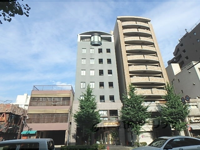 京都市上京区伊勢屋町のマンションの建物外観