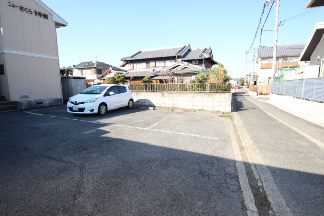 【ニューさくら1号館の駐車場】