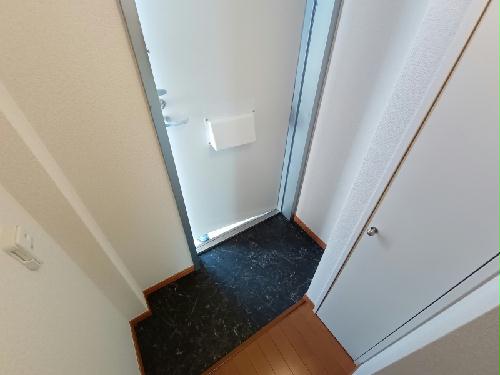 玄関　玄関には下駄箱スペース有