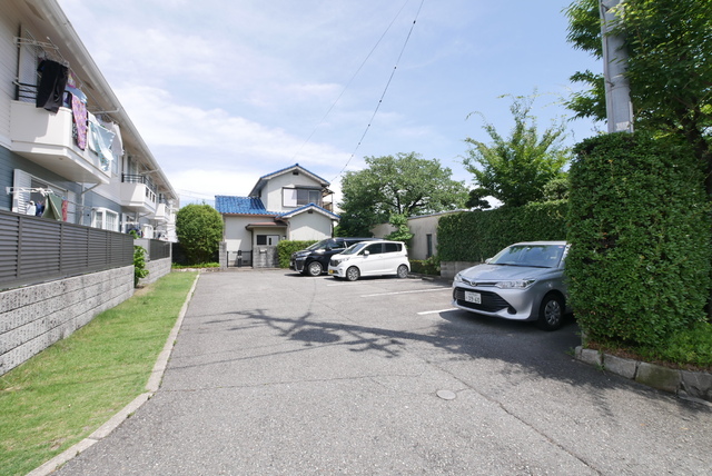 【西宮市下大市東町のアパートの駐車場】