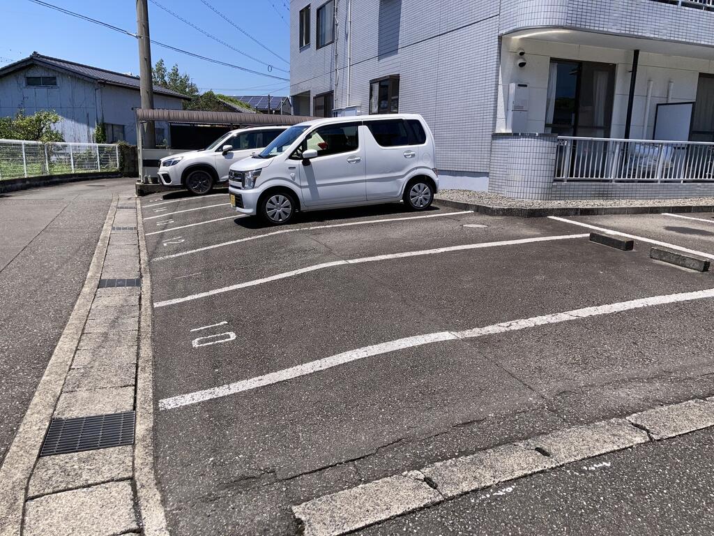 【プレステージの駐車場】