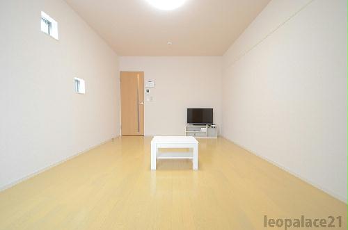 居室・リビング　備品や設備仕様は号室等により異なります現地をご確認下さい。