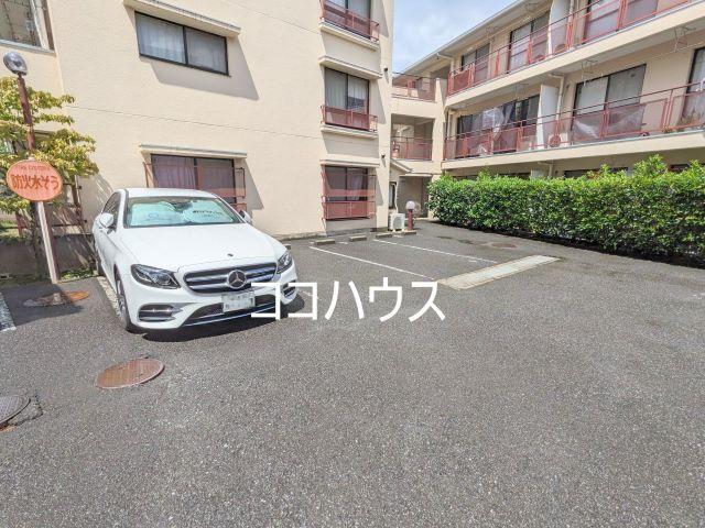 【エースハイツ市川の駐車場】