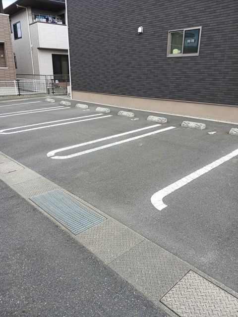 【ラルーチェＢ棟の駐車場】