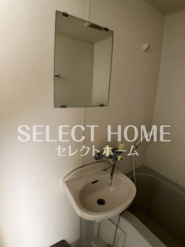 洗面設備　同型タイプスペースが確保できる洗面所です