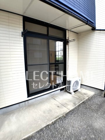 バルコニー　同型タイプ暖かな日差しのふりそそぐバルコニー