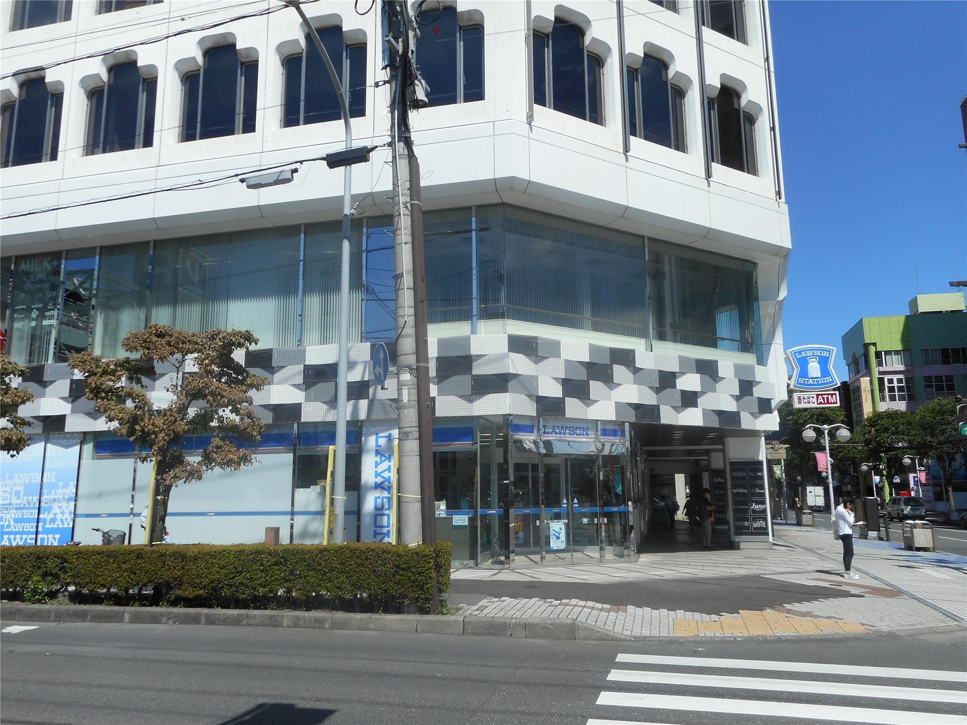 コンビニ　ローソン八戸十三日町店（コンビニ）まで132m
