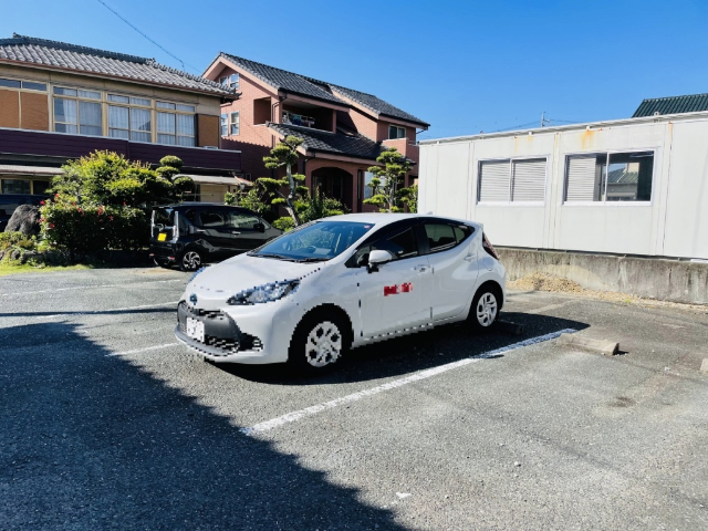 【コンフォートイナリの駐車場】