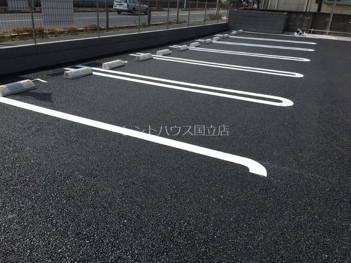 【日野市栄町のアパートの駐車場】