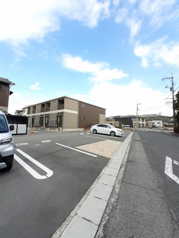 【竹原市中央のアパートの駐車場】