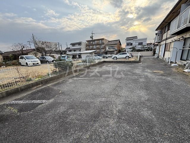 【大府市中央町のアパートの駐車場】