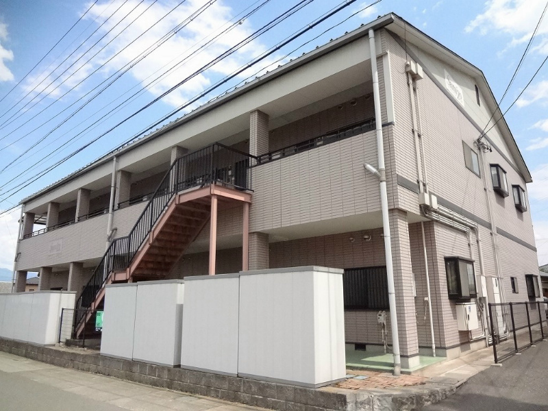 松本市波田のアパートの建物外観