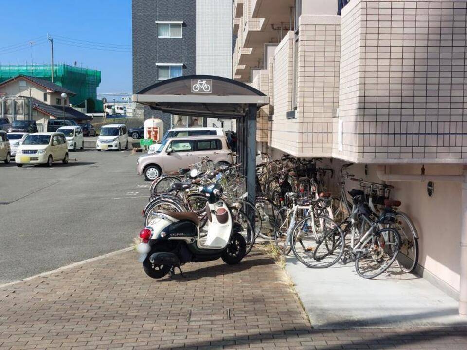 【東温市北方のマンションの駐車場】