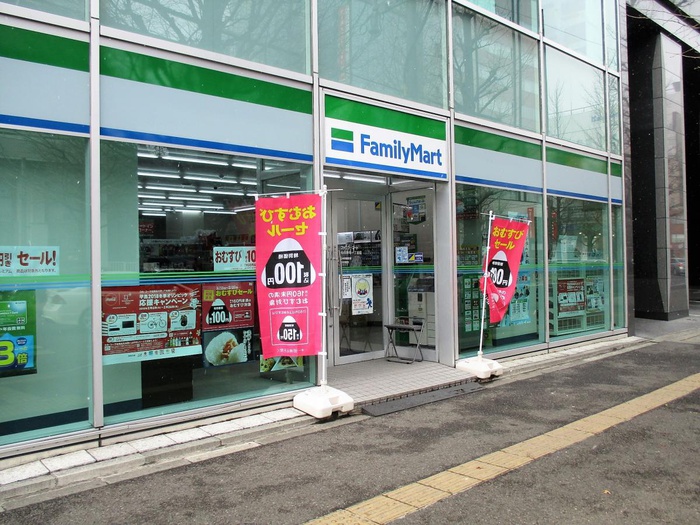 コンビニ　ファミリーマート新寺1丁目店（コンビニ）まで450m