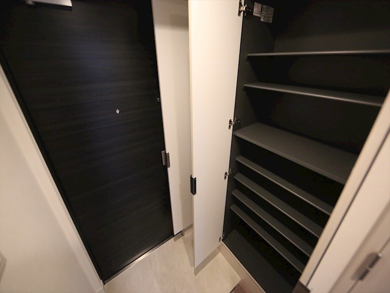 玄関　玄関　姿見鏡付き　シューズボックス付（収納充実してます）