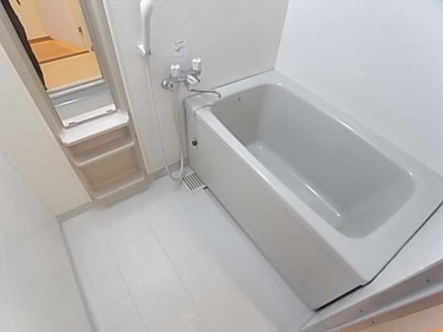 バス・シャワールーム　足を伸ばして入れますね＾＾