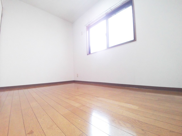 その他部屋・スペース　天窓もあり、フローリングで綺麗な5帖の洋室