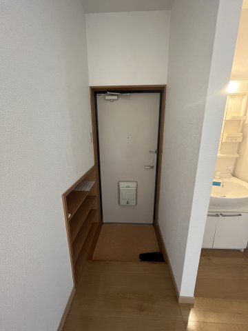 玄関　※違う号室の写真です。