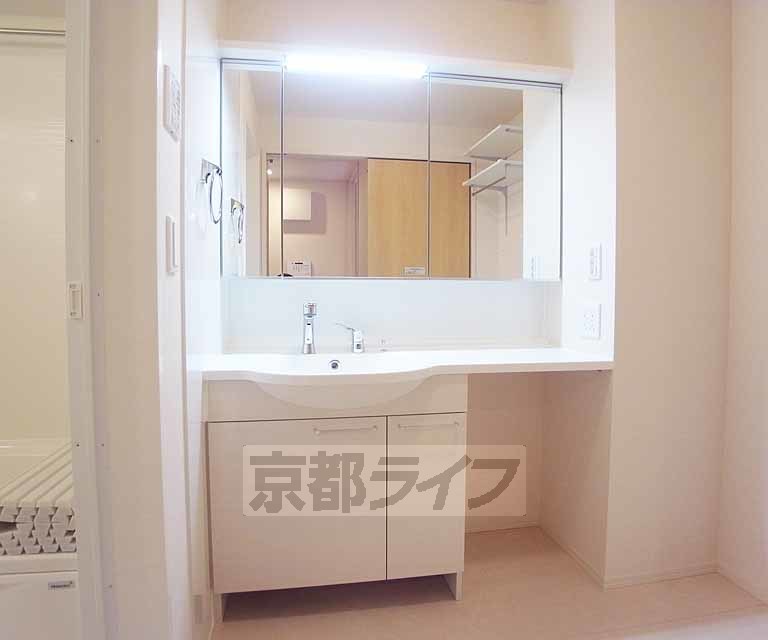 洗面設備　大きな洗面台です