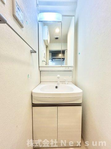 洗面設備　明るい洗面所です