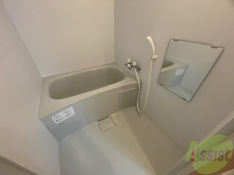 バス・シャワールーム　バスルームは狭すぎず、シャワーも浴びやすそうです。