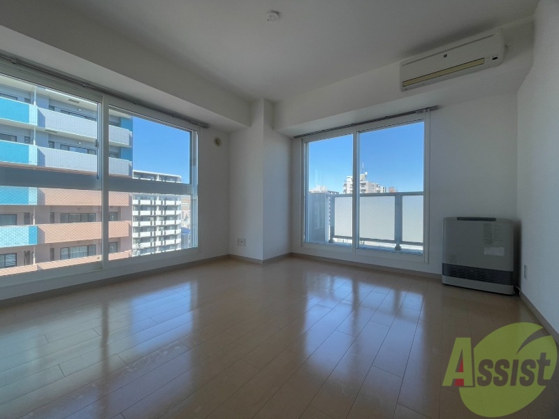 居室・リビング　白さが清潔感を出してくれます。お部屋も明るいですね。