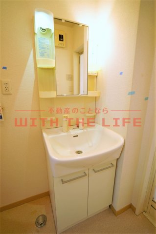 洗面設備　独立洗面台、小物を置くことができて便利です