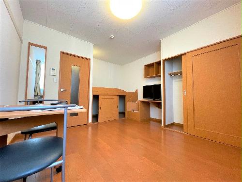 その他部屋・スペース　ベッド脇の階段は収納を兼ねております。