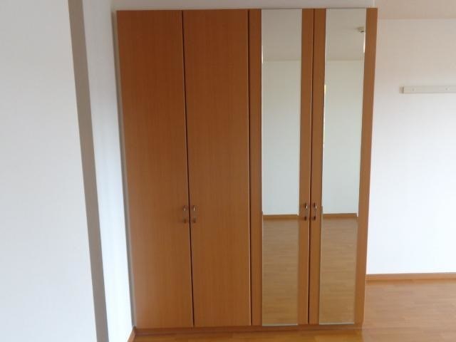収納　姿見付きのクローゼット完備です。