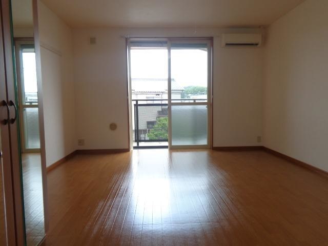 居室・リビング　日当たり良好の明るいお部屋です。