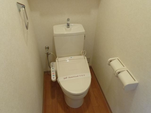 トイレ　温水洗浄便座付きのトイレです。