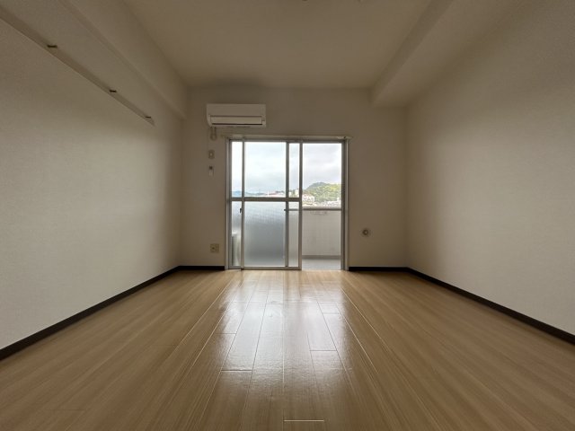 居室・リビング　別号室の写真です（反転）