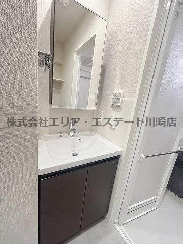洗面設備　独立洗面化粧台が付いています
