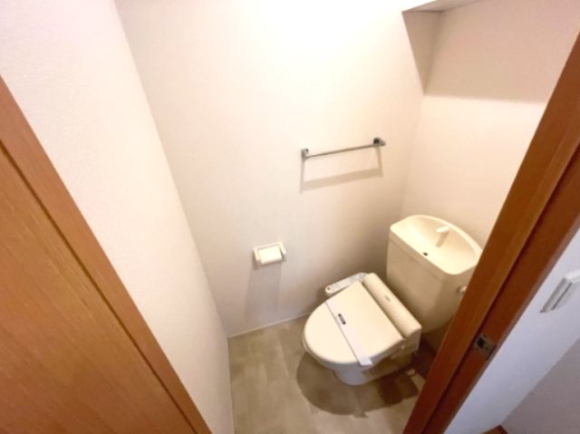 トイレ　同建物内、別のお部屋の参考写真になります。