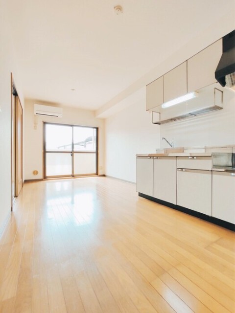 居室・リビング　同じ建物の別なお部屋