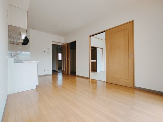 居室・リビング　同じ建物の別なお部屋