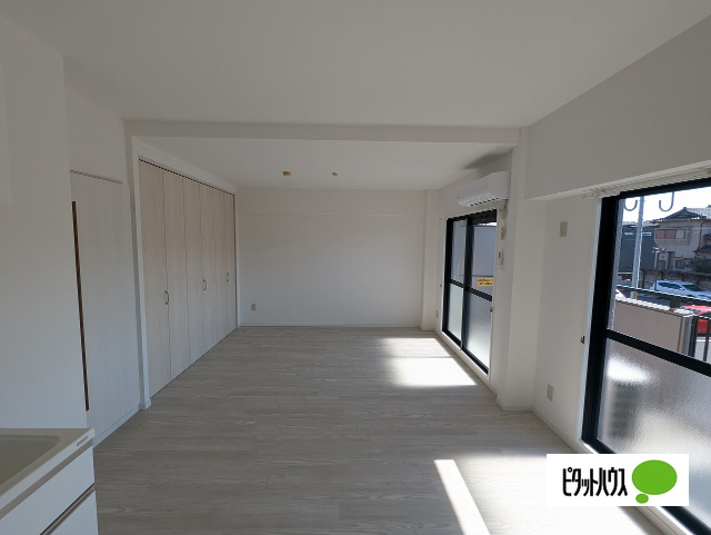 居室・リビング　同物件別部屋