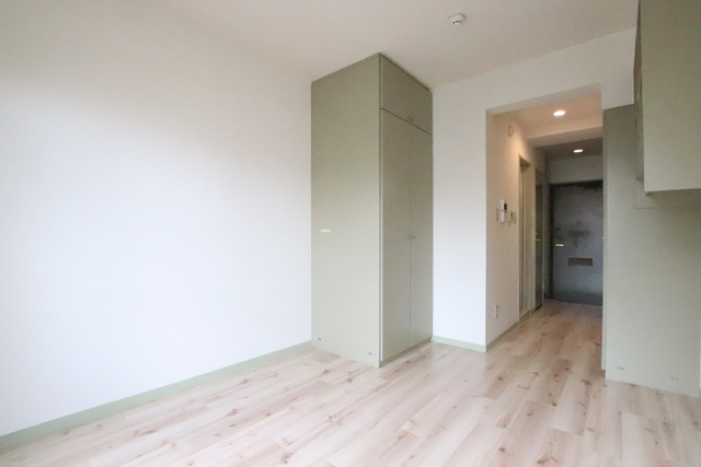 居室・リビング　【洋室５．５帖】　収納２ヶ所・本や小物が置ける収納棚付き★