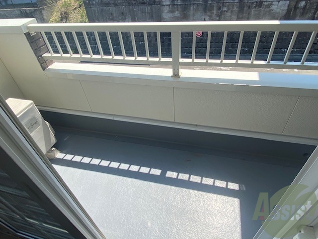 バルコニー　バルコニーはとても広く、快適に洗濯物が干せそうです。