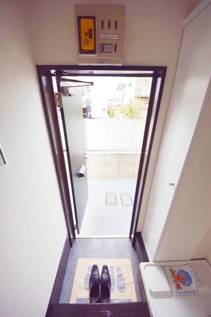玄関　★開放的な玄関スペースです★