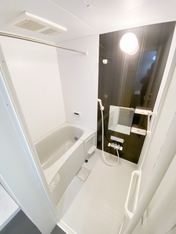 バス・シャワールーム　浴室乾燥付きなので梅雨時や洗濯物が多くても安心です。