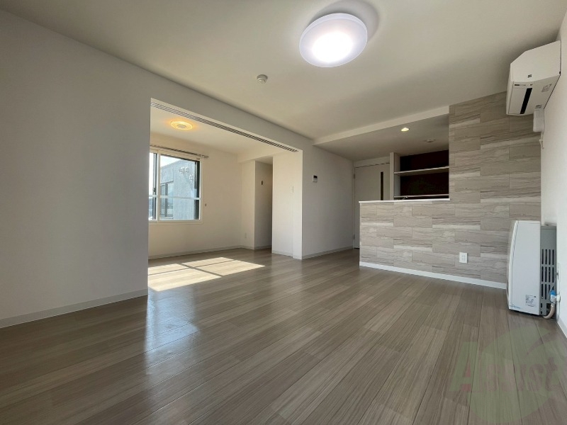 居室・リビング　エアコン付きで快適なリビングになっております！