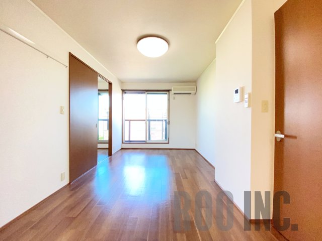 居室・リビング　写真は反転のお部屋です