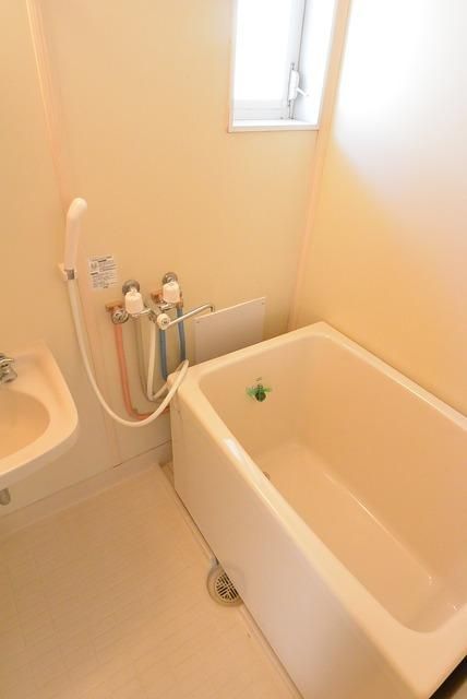 バス・シャワールーム　★バスルーム。窓付きで換気らくらく★