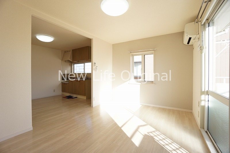 居室・リビング　13.5帖のLDK☆2面採光で明るいリビングです☆