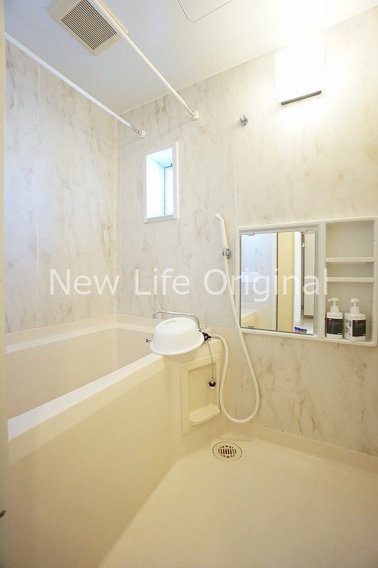 バス・シャワールーム　小窓付きで換気のしやすい浴室です☆