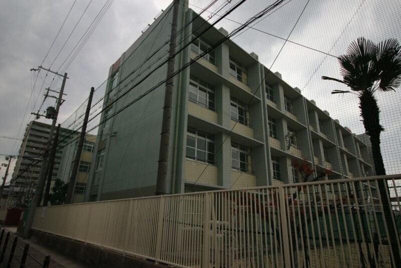中学校　大阪市立 緑中学校（中学校）まで2096m