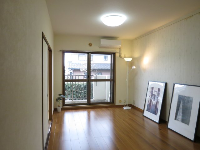 居室・リビング　こちらのリビングで趣味の時間をお楽しみください